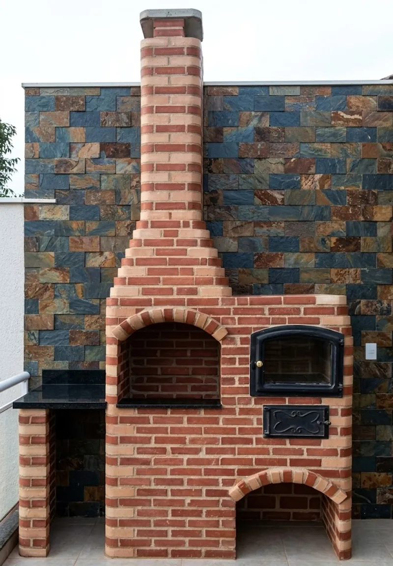 Churrasqueira 80x60x320 com Forno Caipira e bancadinha de 70cm Vermelha canto Alternado Palha